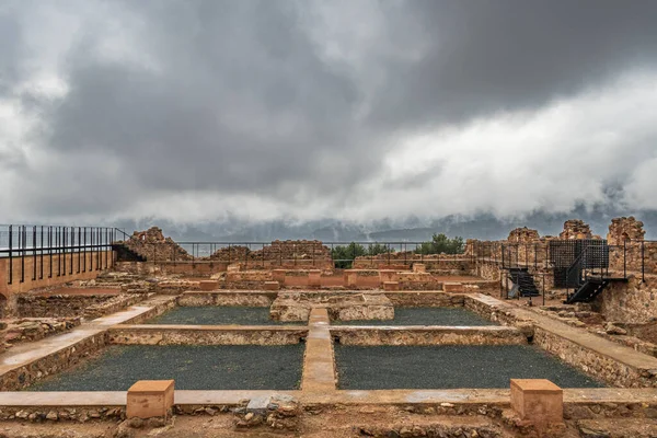 İspanya, Castellon bölgesindeki Onda 'nın ortaçağ şatosunun kalıntılarının tepesinde.