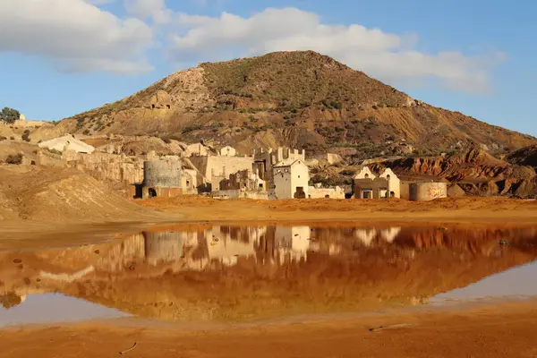 Güney İspanya 'da terk edilmiş mezranon madenleri, harabeleri ve kırmızı su birikintileriyle kıyamet sonrası manzarası.