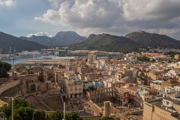 Kartagena 'nın panoramik manzarası, antik Roma tiyatrosu, denizi ve tepeleri