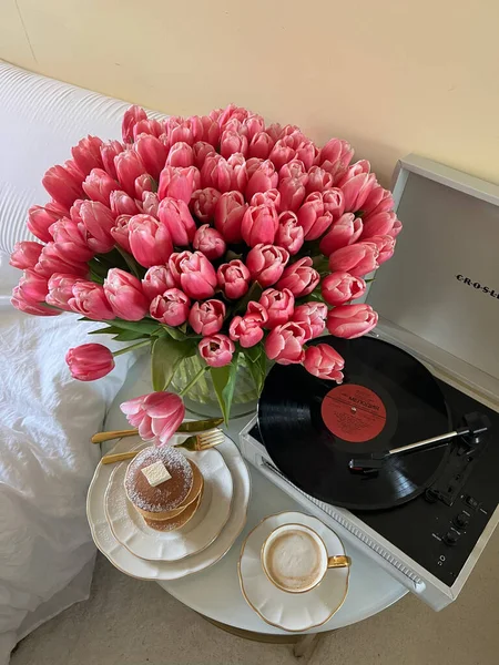 Enjoying Vibrant Hues Pink Tulips While Savoring Freshly Made Pancakes — Stock Photo, Image