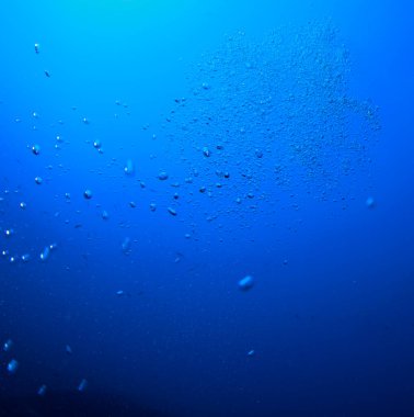 Arkasında okyanus mavisi olan dağınık kabarcıklar.