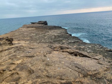 Dik lav alanı kıyıya ulaşır, denizle buluştuğu yere..