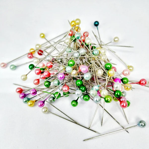 Beyaz arkaplanda düz iğnenin çeşitli rengi