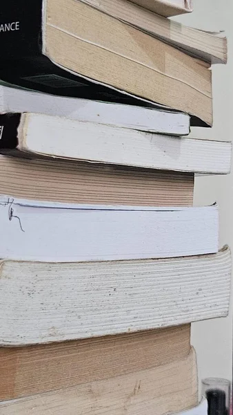 Kitap yığınının yakın plan fotoğrafı