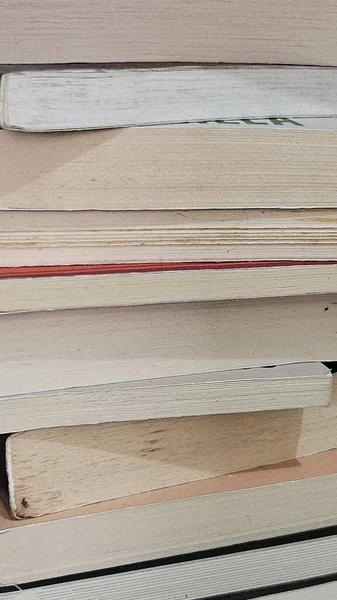 Kitap yığınının yakın plan fotoğrafı