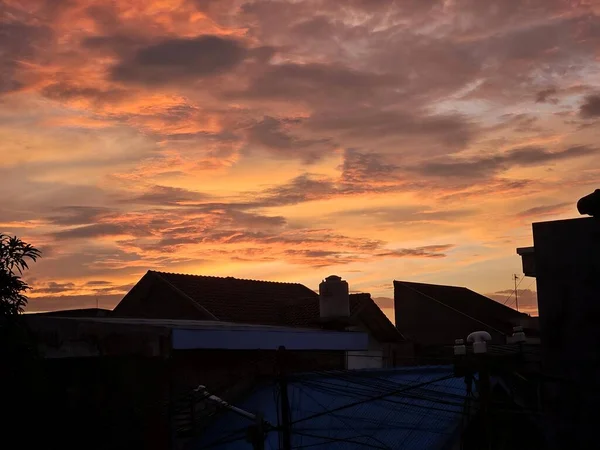 Vacker Utsikt Över Soluppgången Med Himlen Fylld Med Moln Utsikt — Stockfoto