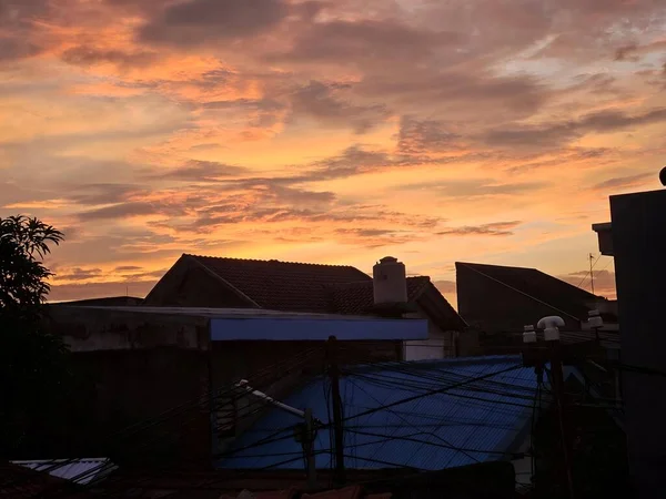 雲に包まれた空の美しい日の出の景色 住宅街の日の出の眺め — ストック写真