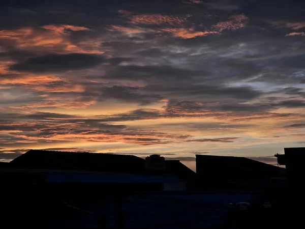 Schöner Sonnenaufgang Mit Wolkenverhangenem Himmel Blick Auf Den Sonnenaufgang Über — Stockfoto