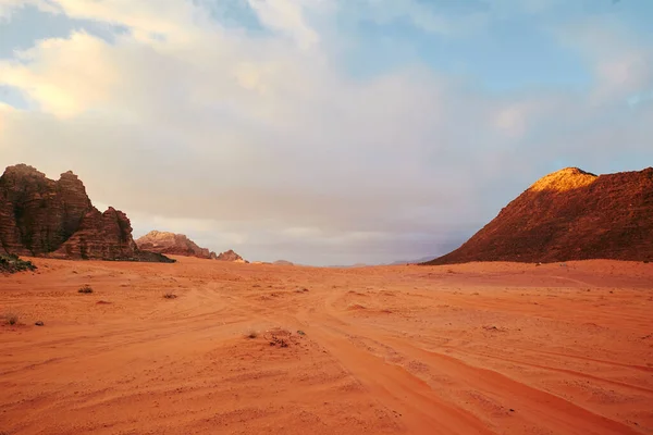 요르단 사막의 모래로 뒤덮인 — 스톡 사진