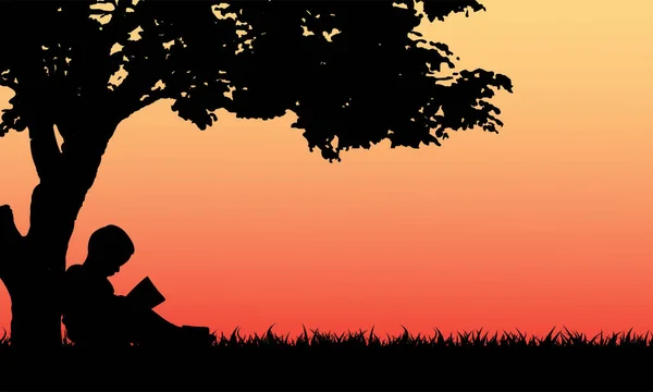 小孩在公园的树下看书 — 图库矢量图片
