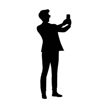Cep telefonundan selfie çeken adam, selfie çeken adam, telefon siluetiyle fotoğraf çeken adam.