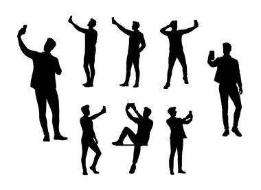 Cep telefonundan selfie çeken bir grup adam, adam selfie, adam telefon siluetiyle fotoğraf çekiyor.