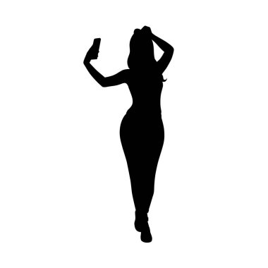 Cep telefonundan selfie çeken kadın, selfie çeken kadın, telefon siluetiyle fotoğraf çeken kadın.