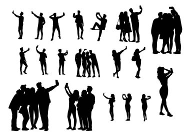 Cep telefonuyla selfie çeken bir grup erkek ve kadın, grup selfie, bir grup arkadaş telefon siluetiyle fotoğraf çekiyorlar.