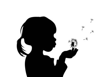 Kızın silueti karahindiba üflüyor, küçük kız karahindiba ile