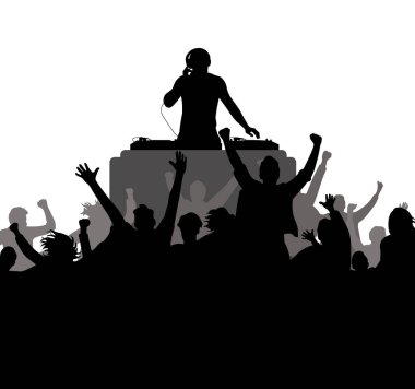 Konser kalabalığı, elleri kalabalık insanların siluetleri ve DJ müzik çalıyor.