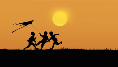 Çocuklar güneş altında uçurtma uçuruyorlar. Uçurtmalı mutlu çocuklar açık havada birlikte koşar.