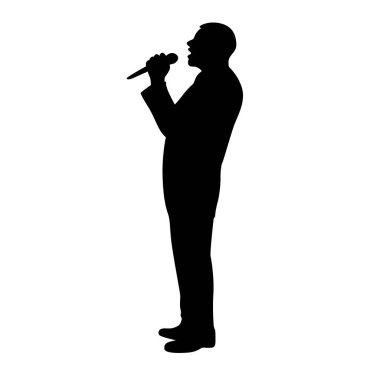 Adam karaoke silueti söylüyor. Adam karaoke barda mikrofonda şarkı söylüyor, eğleniyor.