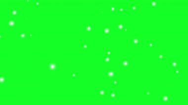 Yeşil zemin üzerine düşen kar, kar taneleri ve bulutlarla yağan kar.