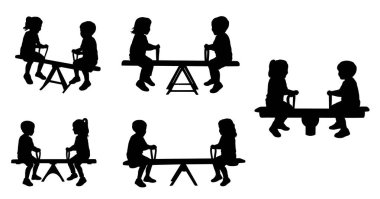 Çocuklar tahterevalli silueti oynuyor, küçük oğlan ve kız sallanan tahterevalli, mutlu, çocuklar