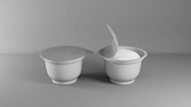 Gri arkaplanda açık yoğurt olan iki yoğurt fincanı.