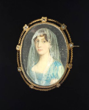Elmaslı klasik altın broş. 18. yüzyıldan kalma beyaz mantilla giyen genç bir kadının portresini temsil eden incinin anasının minyatürü..