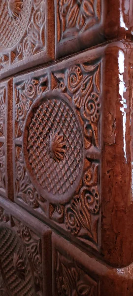 Eski mutfak sobası kahverengi seramik fayanslarla süslenmiş..