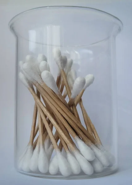 ガラスの綿棒 耳のための木製の綿棒 白地の透明なガラス瓶の中の竹綿棒のクローズアップイメージ — ストック写真