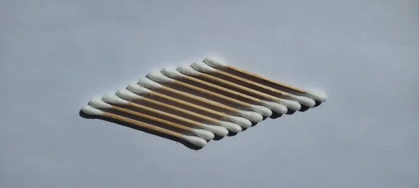 Pamuklu çubuklar, gün ışığında kulak için ahşap pamuklu çubuklar. Beyaz arkaplanda cam bir kavanozdaki bambu pamuk örneklerinin yakın plan görüntüsü.. 