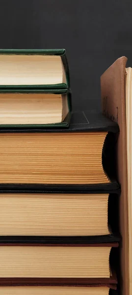 Sarı Sayfaları Olan Bir Yığın Eski Kapalı Kitap Kitaplar Yıpranmış — Stok fotoğraf