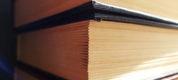 Sarı Sayfaları Olan Bir Yığın Eski Kapalı Kitap Kitaplar Yıpranmış — Stok fotoğraf