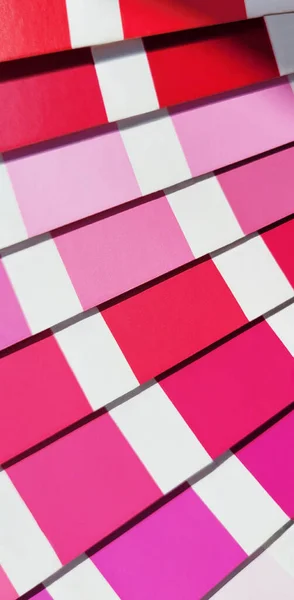 Pantone Renk Eşleştirme Sistemi. Kırmızı ve pembe palet. Renk oluşturma sistemi, kırmızı ve pembe renk tonlarına sahip bir vantilatör.