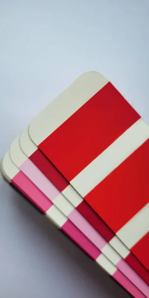 Pantone Renk Eşleştirme Sistemi Yaklaşın Beyaz Arka Planda Kırmızı Palet — Stok fotoğraf