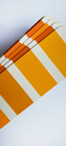 Pantone Renk Eşleştirme Sistemi. Beyaz arka planda turuncu palet. Renk oluşturma sistemi, beyaz arkaplanda turuncu renk tonlarına sahip bir yelpaze.