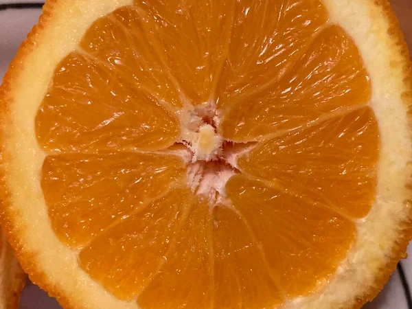 Großaufnahme Einer Orangenscheibe Auf Einem Weißen Holztisch — Stockfoto