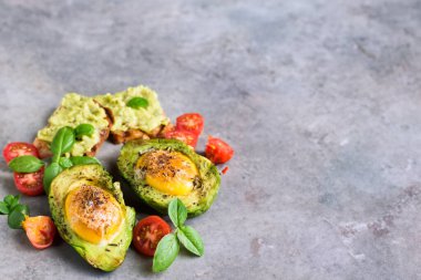 Fırınlanmış Avokado Zarafeti Lüks Yumurta Cazibesi Altında