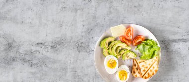 Avokado, Kaynamış Yumurta ve Sebze Karışımının Zevkini Keşfedin