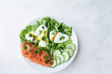 Kavrulmuş yumurta ve canlı sebzelerle Keto-Dost Sabahına dalmak