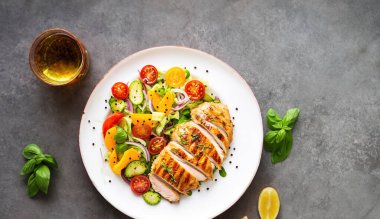 Keto-Friendly tavuk filetosu ve taze sebzelerle doldurun.