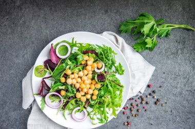 Taze yeşilliklerin ortasında besin zengini nohut lezzeti
