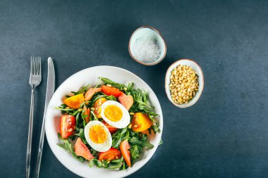 Beyaz Tabakta Canlı Öğle Yemeği Salatası Taze ve Sağlıklı Lezzet!