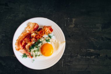 Gevrek jambon ve taze bitkilerle çırpılmış yumurta.