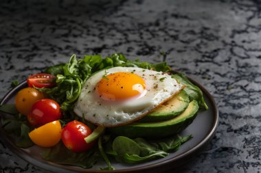 Renkli sebze salatası, omlet eşliğinde.