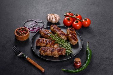 Zengin lezzetlerle kaplı lezzetli domuz kıymalı kıyma.