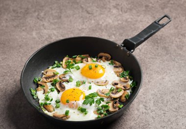 Karşı konulamaz Füzyon: Kızarmış yumurta, mantar ve ıspanak cazibesi.