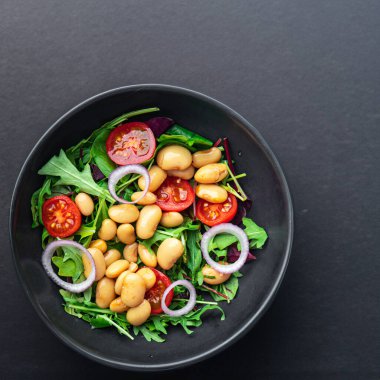 Sulu domates ve taze fasulye salatası.