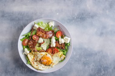 Keto Destekleyici Yumurta ve Pastırma Salatası Oluşturma