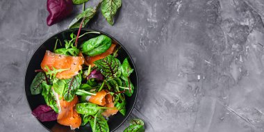 Okyanus Taze Somon Dilimleri Karışık Yeşillikte