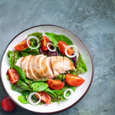 Paskalya Yemeği: Tavuk Göğüs ve Sebze Karışık Salatası