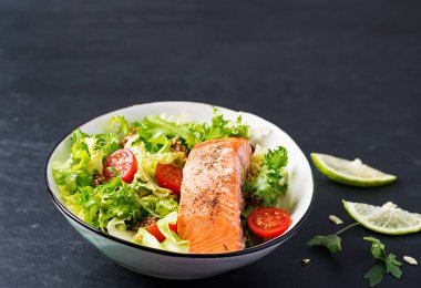 Taze sebze karışımı fırınlanmış somon filetosu eşliğinde.